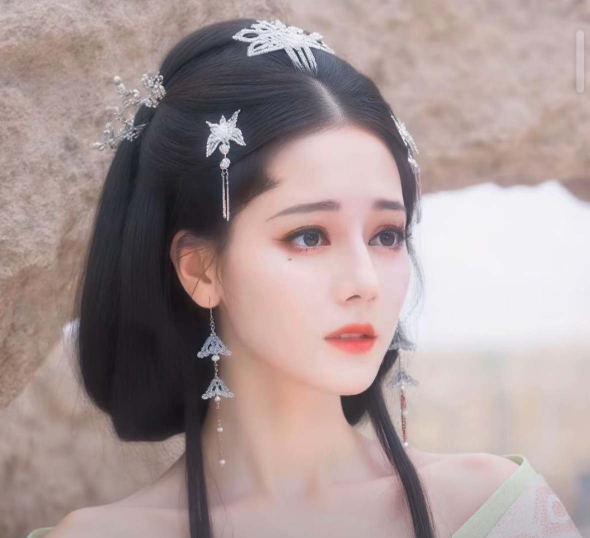 我发现了一个问题

迪丽热巴好像从大众视线中消失了

2025一部剧都没有
