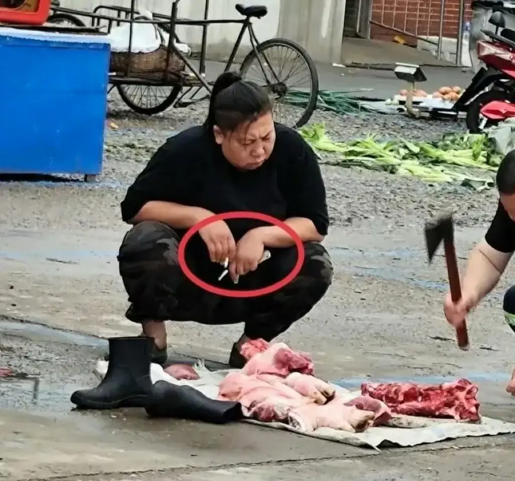 偶遇东北雨姐，在路边摊挑肉，派头没变。