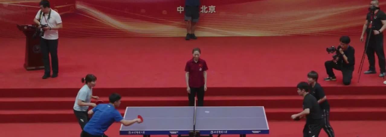 国乒队员与邮政的活动圆满结束。
在进行了一场国乒内部友谊赛之后，活动结束了，一
