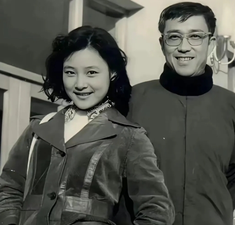 泛黄照片里藏着影坛传奇！1977年，谢晋导演在《青春》拍摄现场，与青涩的陈冲并肩