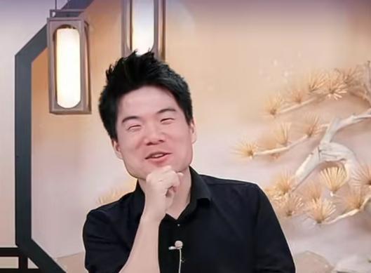 宇辉的脑回路真是清奇呀！
有网友建议他做个双眼皮，
他咋想到这么另类的调侃方式的