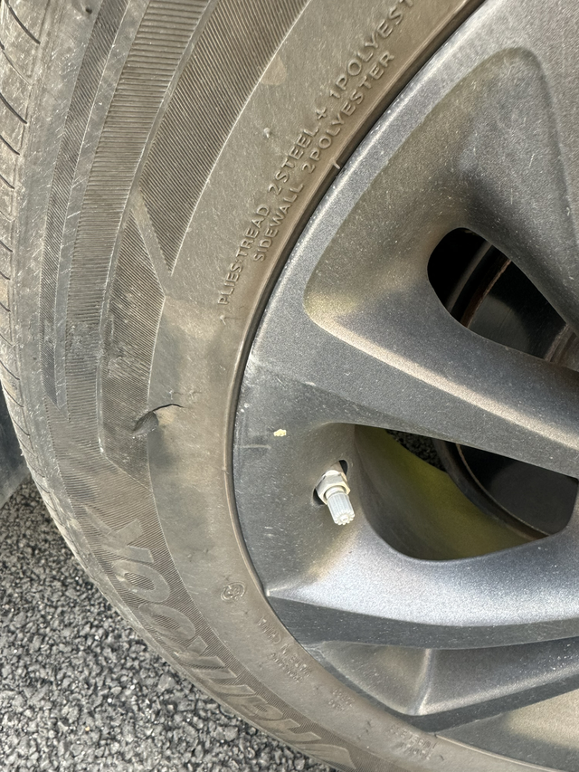 这样子需要换轮胎嘛
不知道到哪里蹭到的，有哪位大哥有经验看看这种情况需要换轮胎不