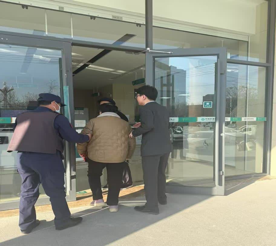 农行济南开元大街支行——农行门口的温暖瞬间
在本周的一个阳光明媚的日子里，一位