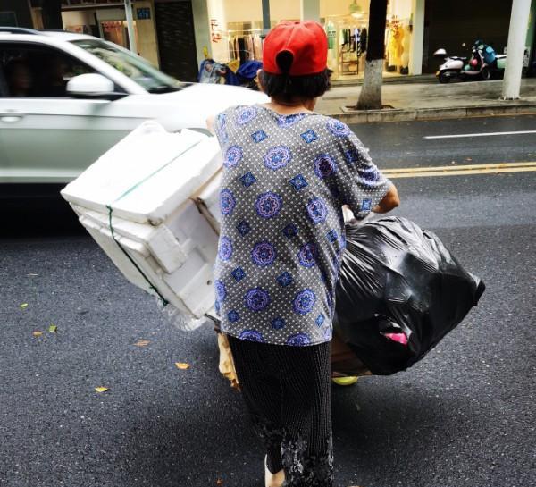 上海，老人为收“废品”擅自进入超市的蔬菜区，而后拿了泡沫箱、瓶子后，直奔超市的货