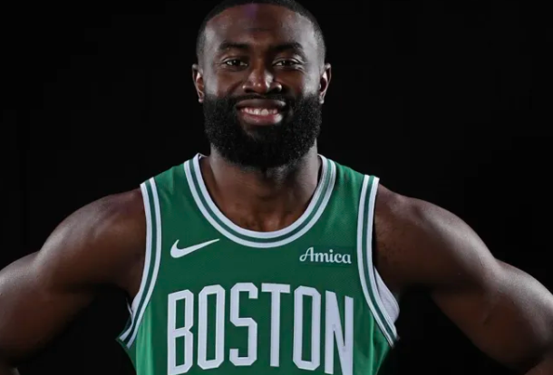 凯尔特人球员杰伦-布朗本赛季目前共得到了249分。
249分的得分排在本赛季NB