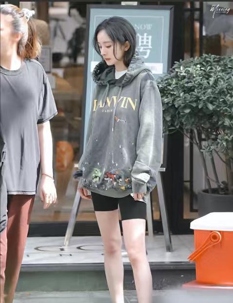 杨幂张小斐带火的春季“懒人穿搭”：显高藏肉，普通人也能轻松驾驭 每天早上站在衣柜