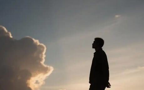 为防止被收割，中产该如何保住财富？这几条返贫陷进你就是触碰一条都会万劫不复…