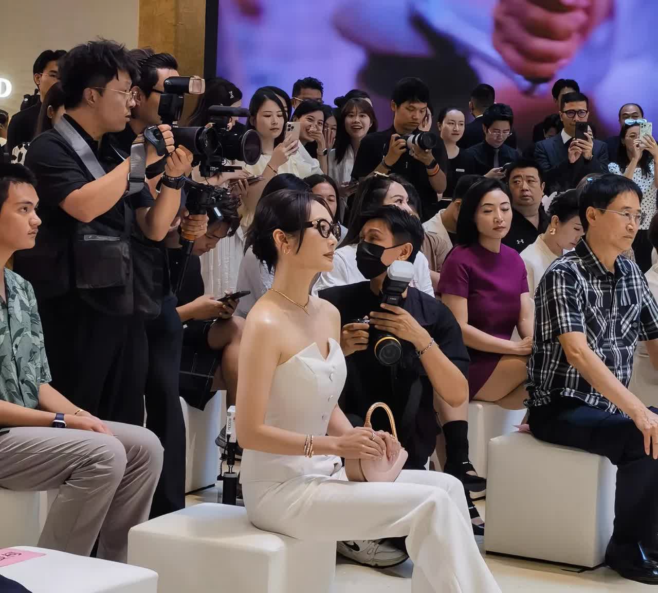 她的体态好好啊，本人比电视上更美，
真是美的不可方物啊