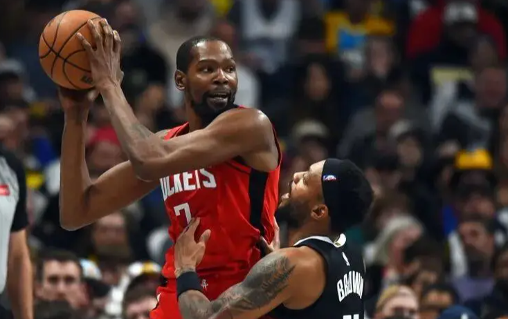 杜兰特之前从加入勇士之后，就一直将抱团贯彻到底了，简直是演都不演了，无论是篮网三