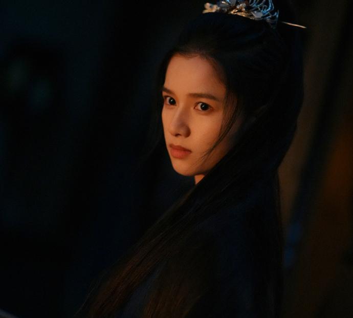#《藏海传》上演超甜咬唇吻#
     就是吻戏上线，这部剧都播了大半了，才有吻