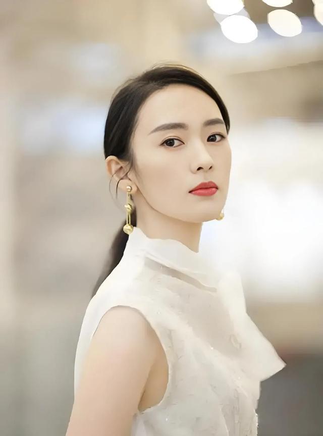 39岁的童瑶凭什么能担任白玉兰奖评委？
不是因为她嫁的好，
也不因为她背后资源强