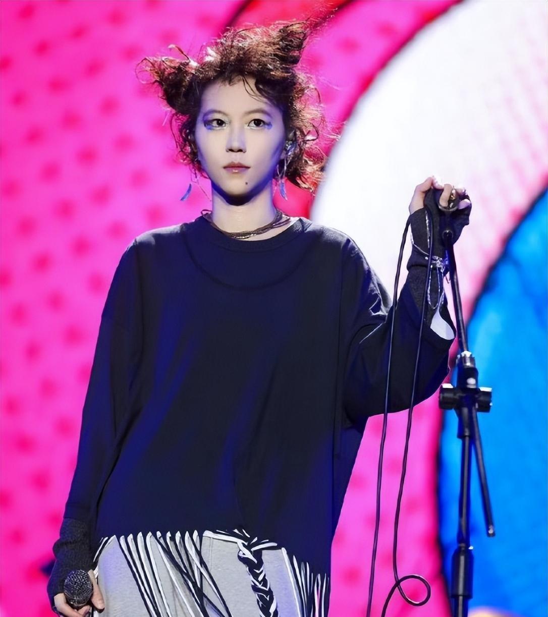 - 王菲女儿窦靖童15岁组乐队，音乐节弹唱《Loving You》直接封神
- 