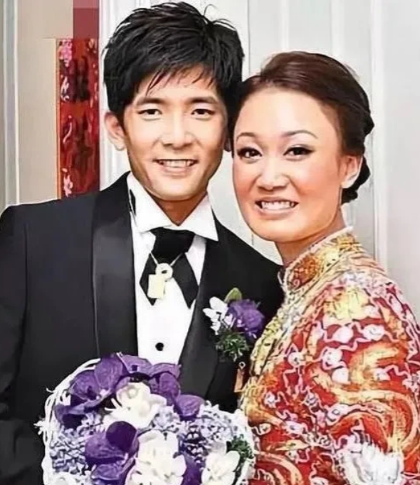 2008年，86岁的赌王何鸿燊看上自己的私人看护，想娶她做五姨太，却遭到几房太太