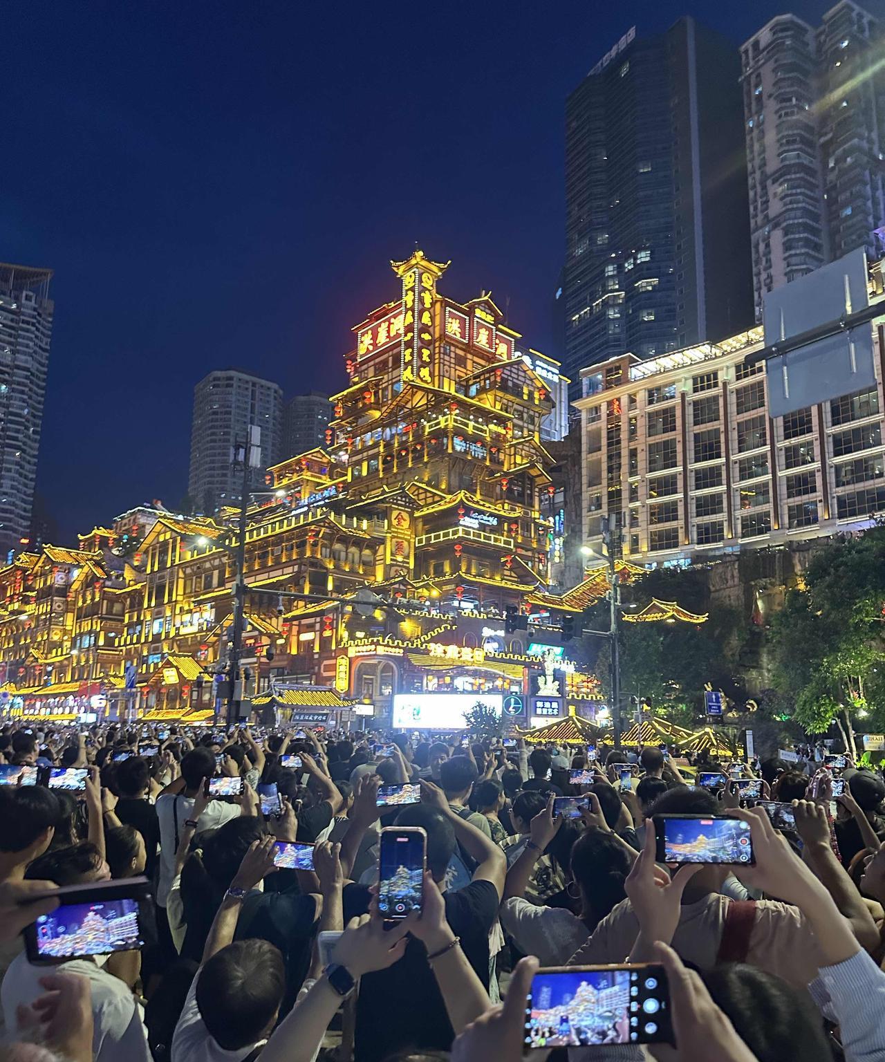 10月7日晚7点，重庆洪崖洞亮灯仪式，人流量比昨晚上少了一半多吧，今天晚上，洪崖
