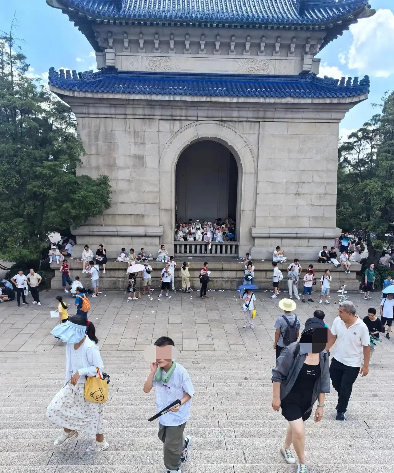 今天去明孝陵，看见四个外地游客坐在景区某处，身边十米左右就是垃圾桶，其中一位大妈