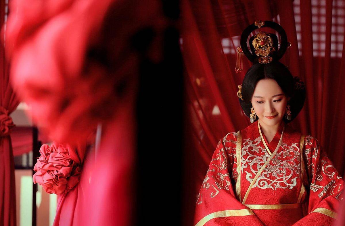 三国时，魏将夏侯尚失去了爱妾，从此精神失常。曹丕非常瞧不起他，对左右说：我只不过