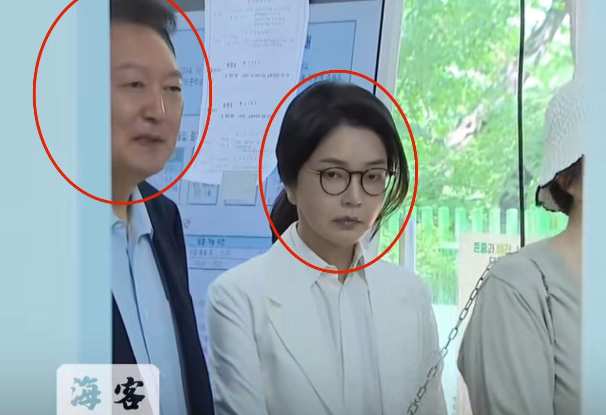 总统夫妇投票，表情太耐人寻味了











金建希的脸色像个乌云压顶的