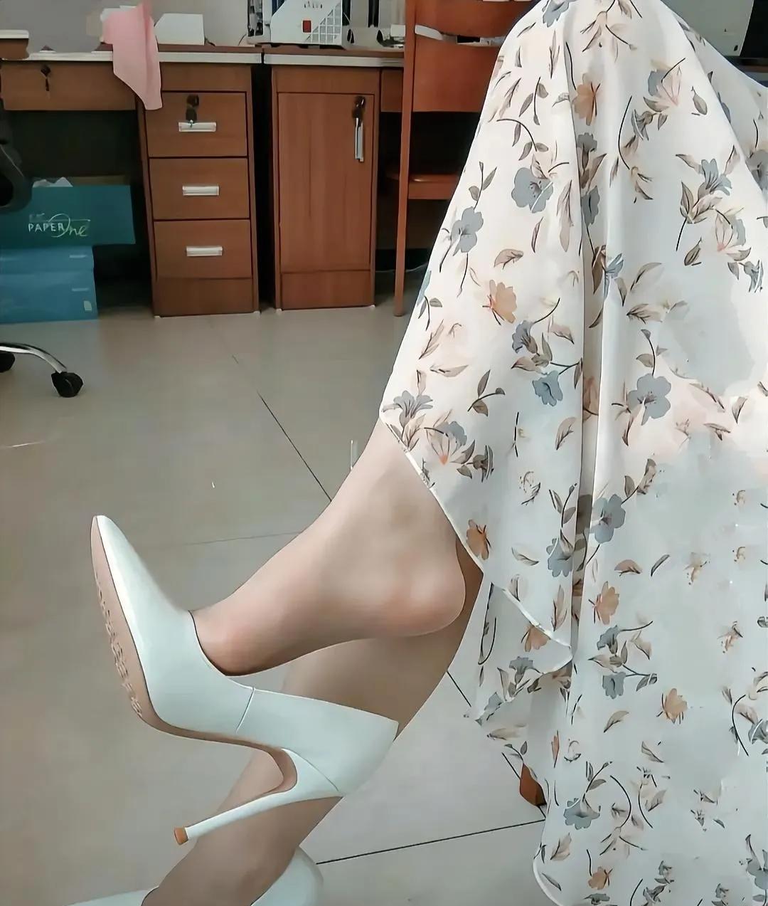 她穿的每一套衣服都搭配得恰到好处。