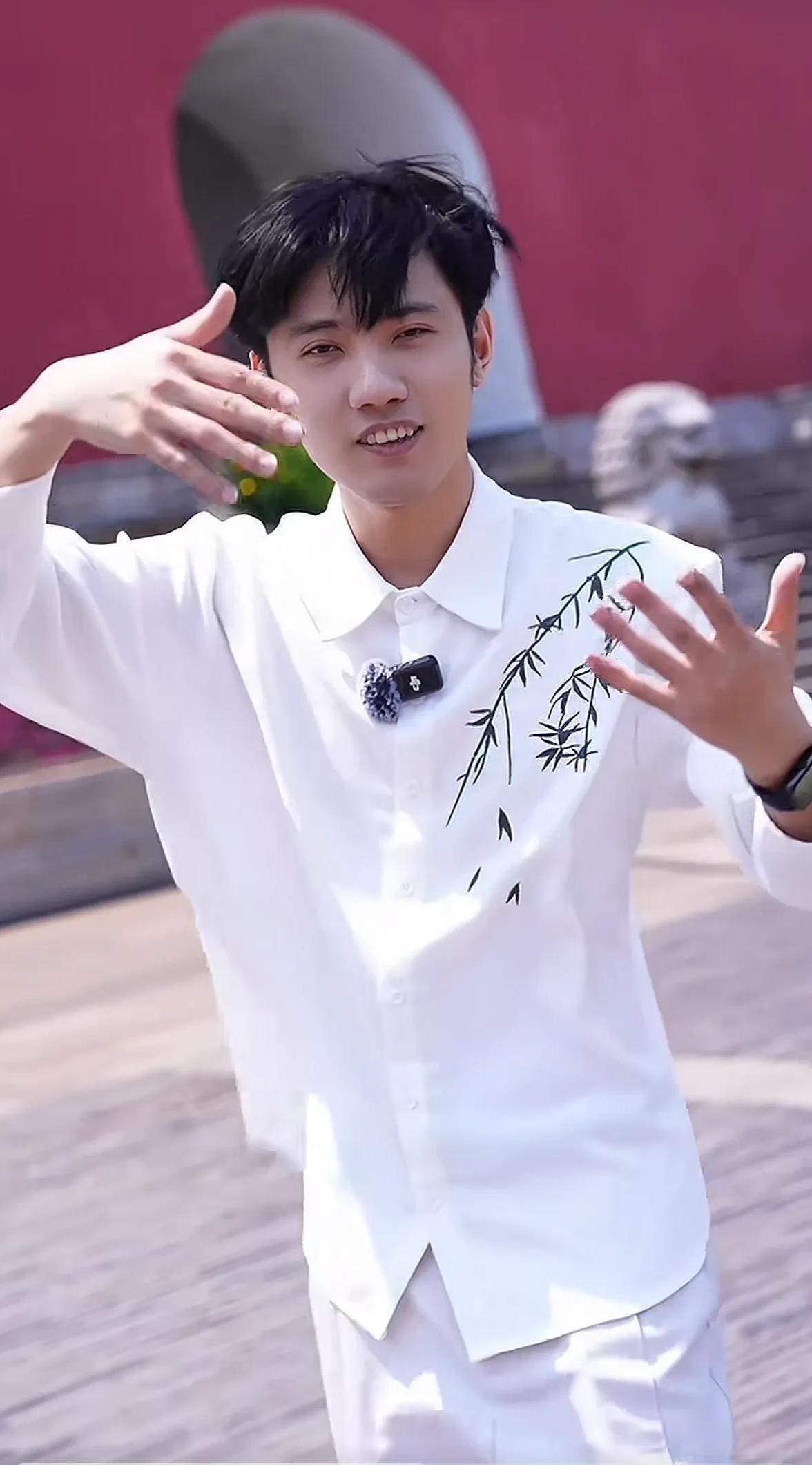 与辉同行“舞王”上线了，虽然只跳了那么短短的一小段，但足以展现舞王的实力，咱就是