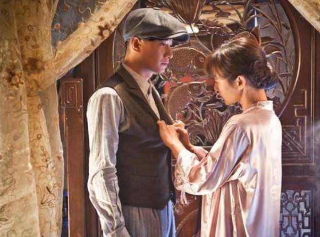 1916年，张学良去找表哥，谁知刚进门，表嫂就把他拽进房间，问他：你喜欢我吗？这