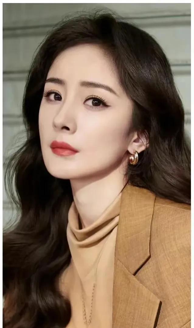 杨幂从小就接触镜头和网络的恶意了，她比谁都懂，也比谁都希望在摄像头前保护好自己的