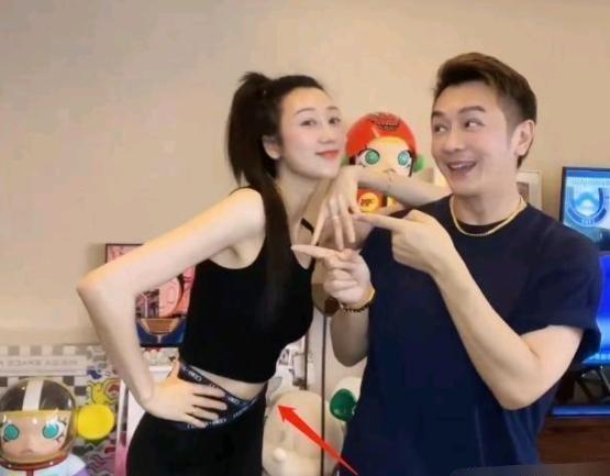 生了好几个娃，小肚子却依旧平坦光滑，身材好似小女孩般，着实令人惊叹。 ​​​