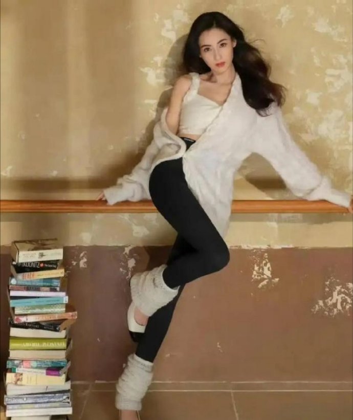 0多岁张柏芝放得开！上身穿一半，下身瑜伽裤，这哪像仨孩子妈！ ​​​