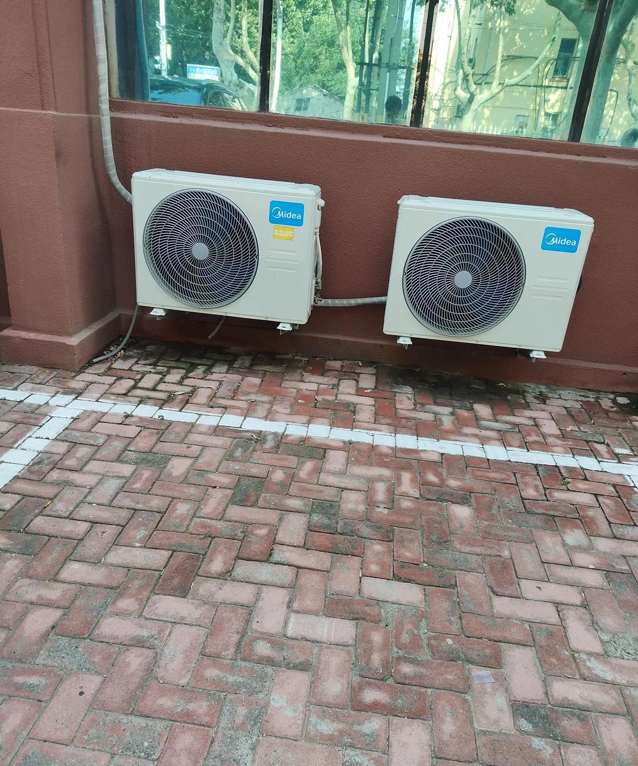 空调的外机这么不值钱吗？
发现大街上很多这种崭新的空调外机，就这样赤裸裸的露在外