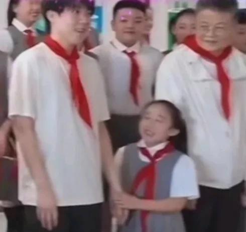 小妹妹已幸福到模糊！这是全网唯一一个双手握住头哥手的女孩！



山东魏桥创业走