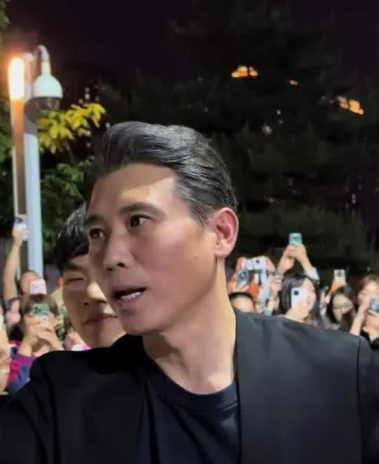 我表姐亲眼见过李乃文本人，
她说近距离接触跟网上看差别还是很大的，
在舞台剧