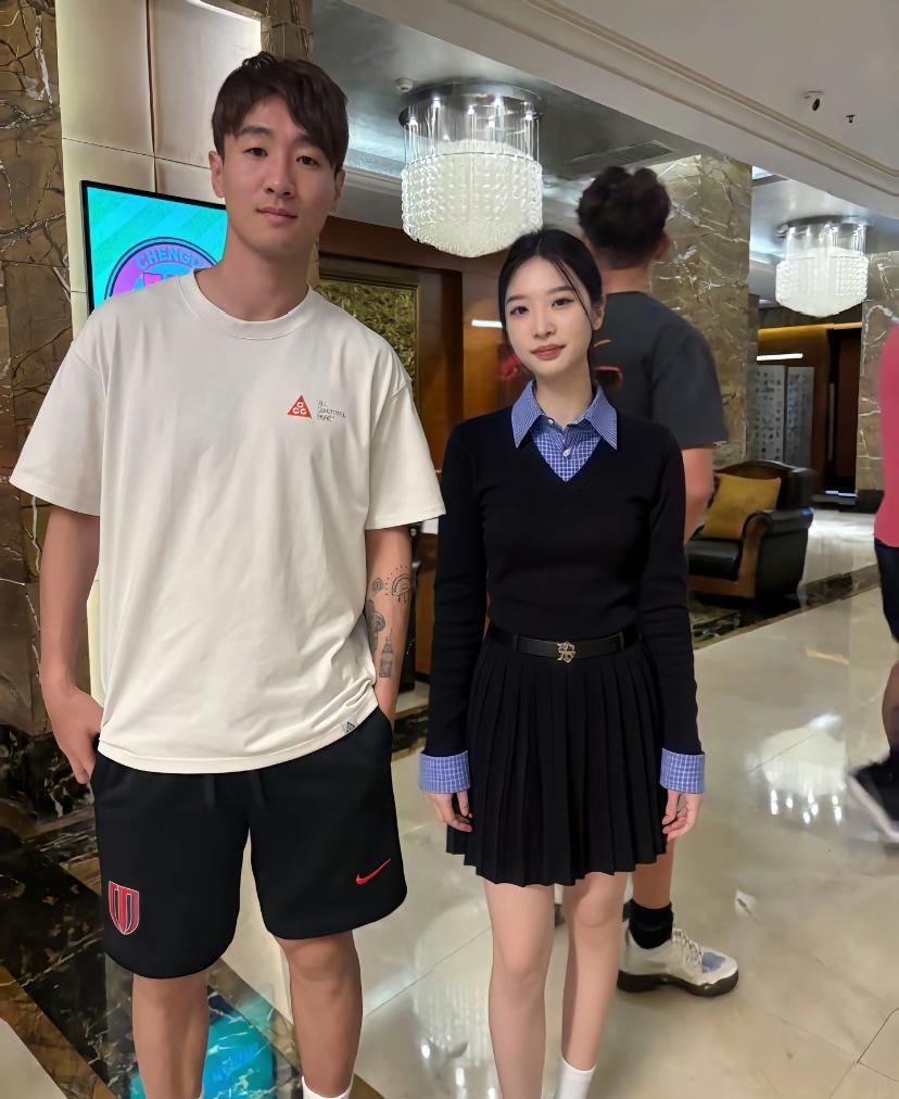 网络：韦世豪我…
现实：豪哥，可以合张影吗？