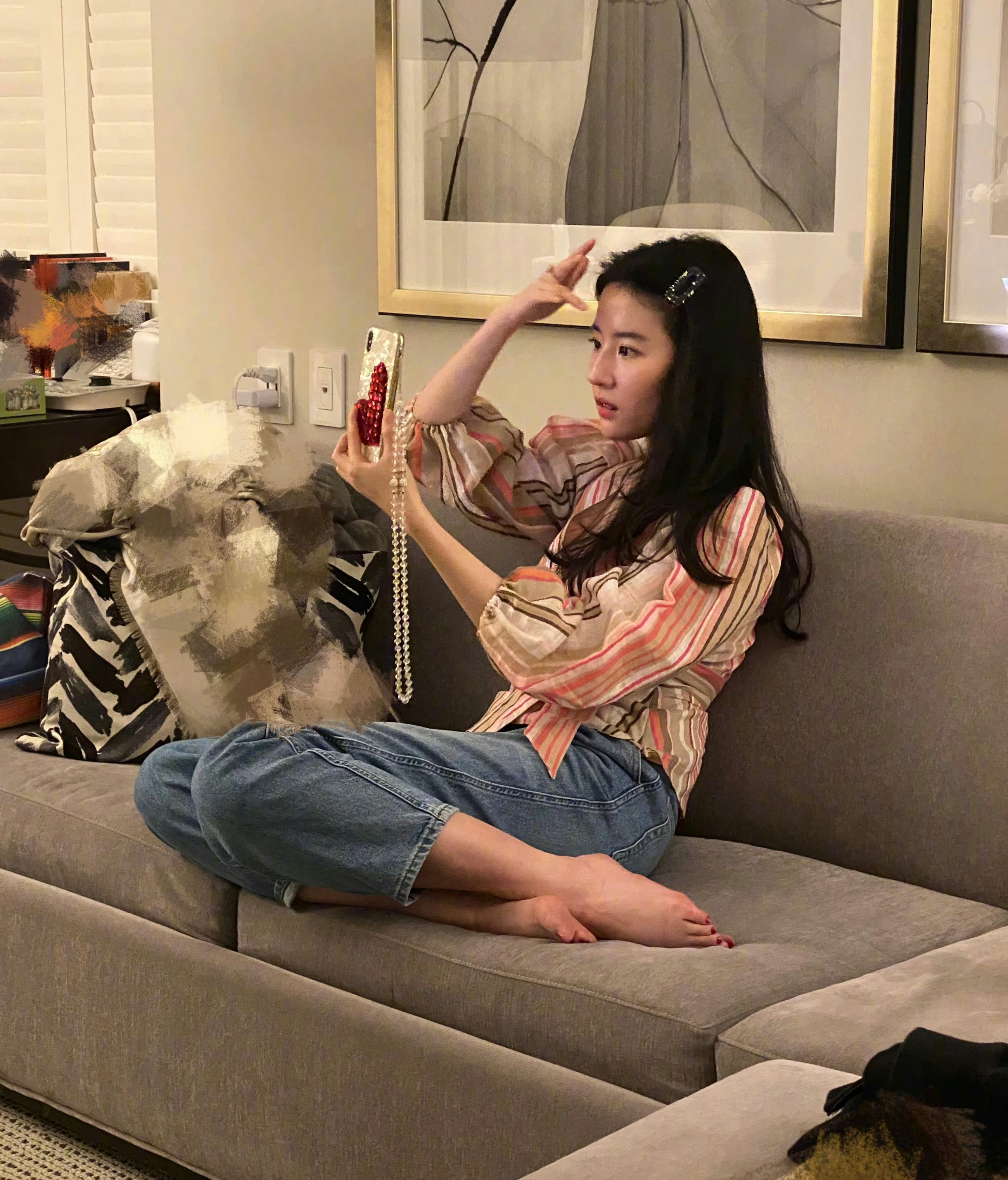 刘亦菲坐沙发光脚自拍气质出众。