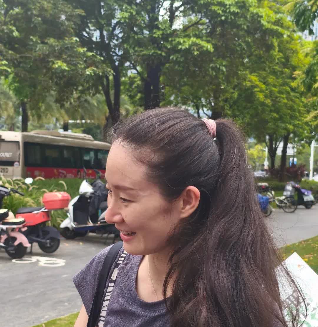 时间过得好快，人也变老好快，她居然有白头发了，不过，头发真多，气质真好！是不是跳