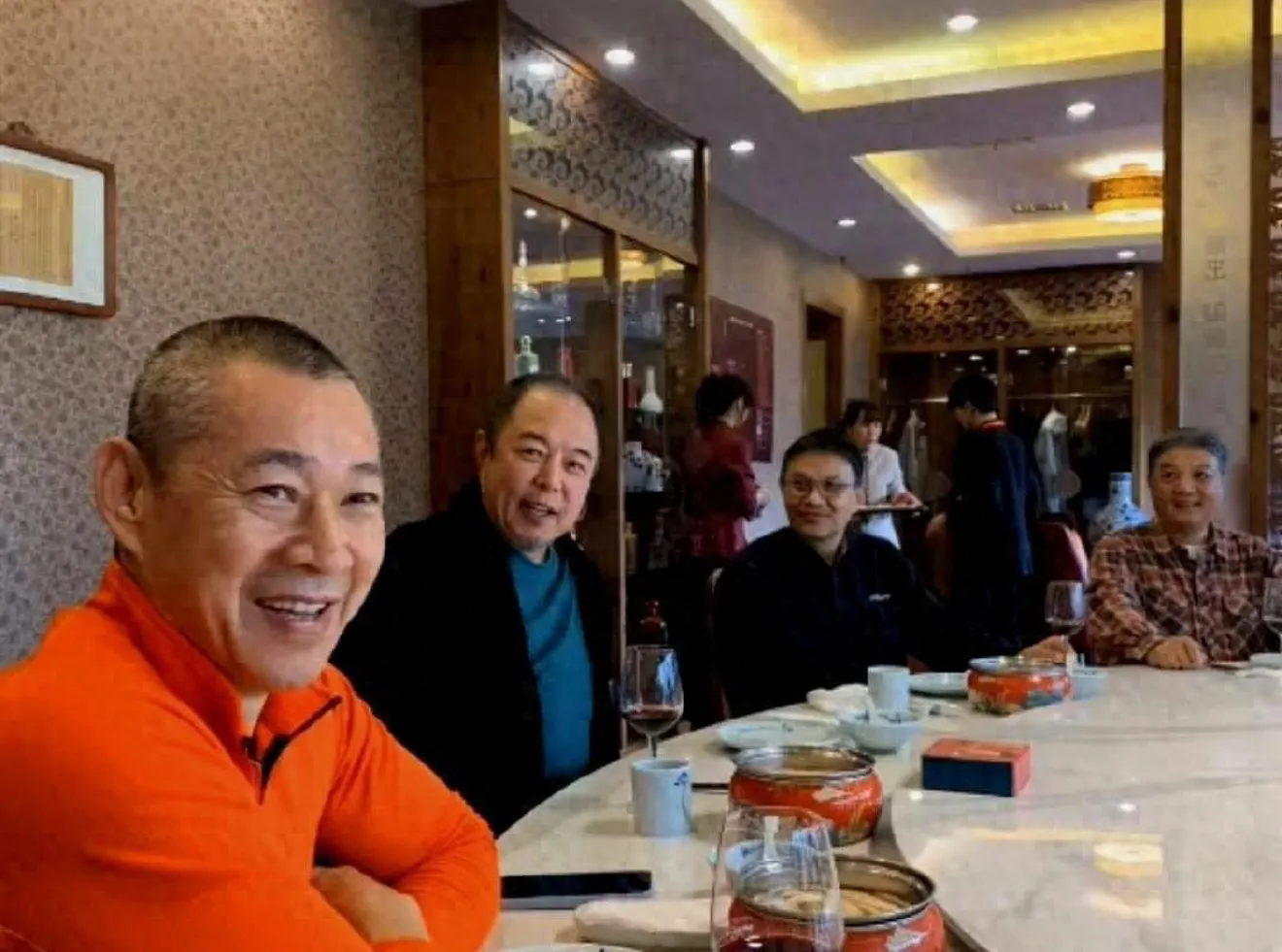  在北电同学聚会上，一张照片瞬间抓住了大家的眼球。70岁（原文67岁有误，按开头