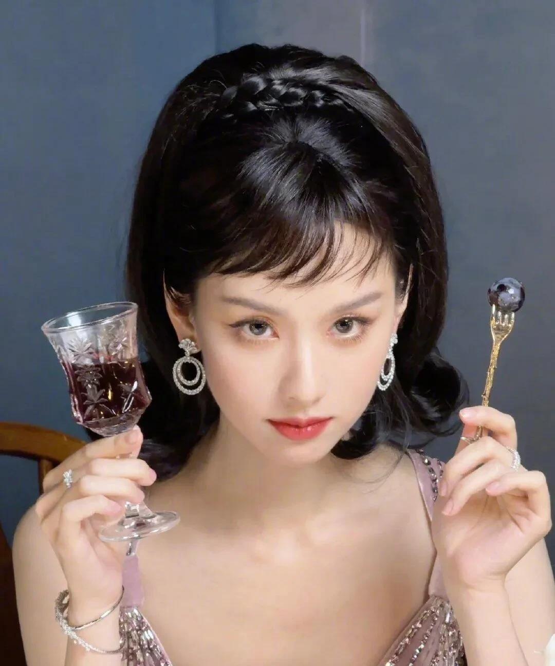 丝绒的柔+亮钻的闪，华服衬美人，活脱脱奥黛丽赫本代餐，“奥嘟丽赫本”  这称号锁