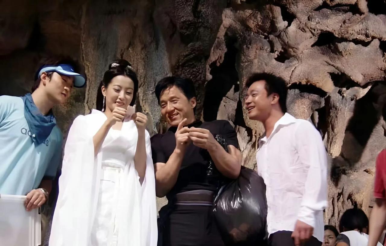 现在回看20年前拍神话的时候，成龙大哥还挺年轻的。
感觉他红了好久，一直不是年轻