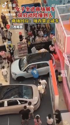 “彻底解释不清了！”江西南昌，一女子在商场参加展车时，坐进车内近距离感受车子的各
