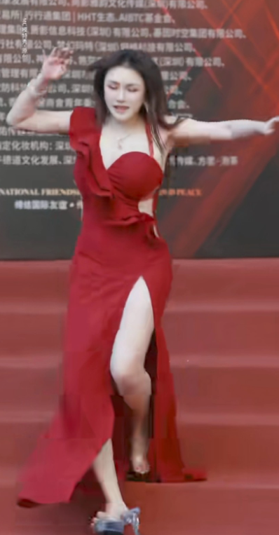 演员罗云琦走红毯故意摔倒 她已经练的出神入化了