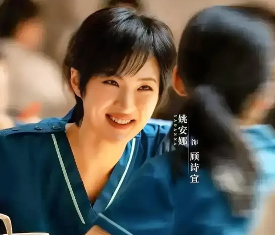 姚安娜说，拍这部宣传片那天棚里开了十二盏补光灯。导演要求单手转手机三十圈不眨眼，