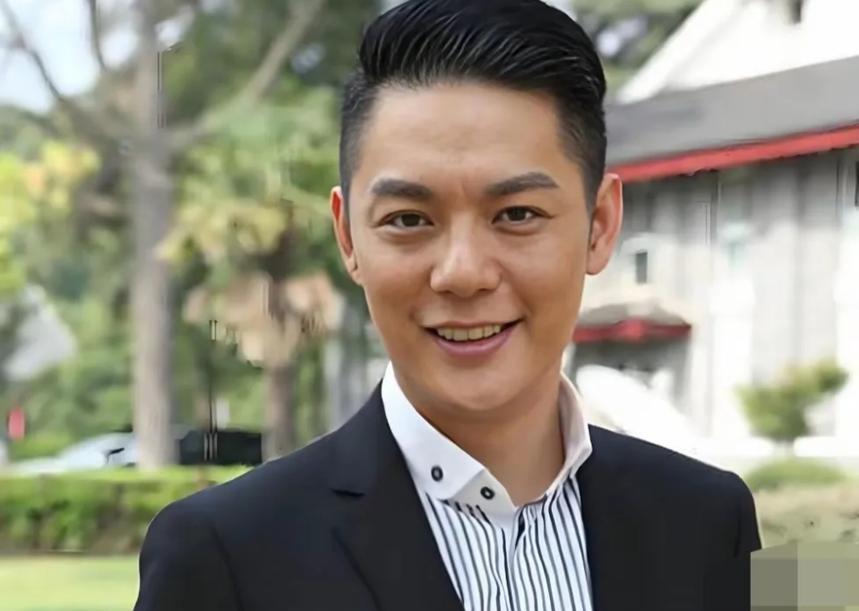 当红时抛弃前妻，前妻比小三漂亮多了，可惜命不好被抛弃，在娱乐圈这样的事太多了，不
