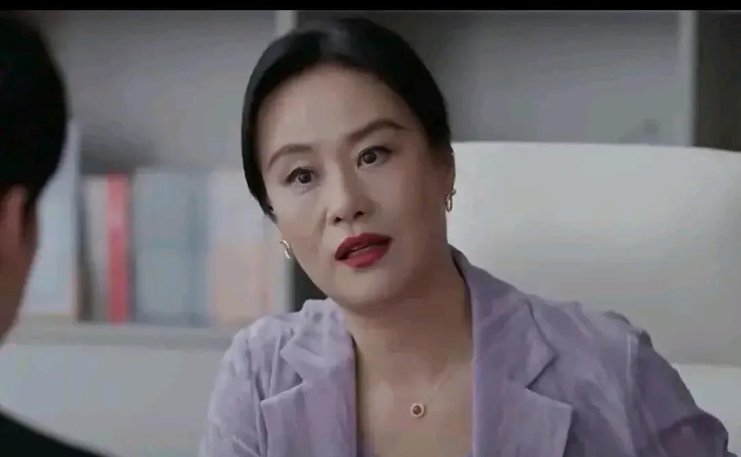 《蛮好的人生》，李青青挺阴的，面对争取李奋斗三千万大单的任务，她暗示唆使唐玲去撬