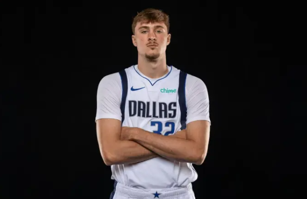 NBA常规赛，雄鹿今日对阵独行侠，赛前主帅里弗斯谈到了状元库珀-弗拉格。
“我了