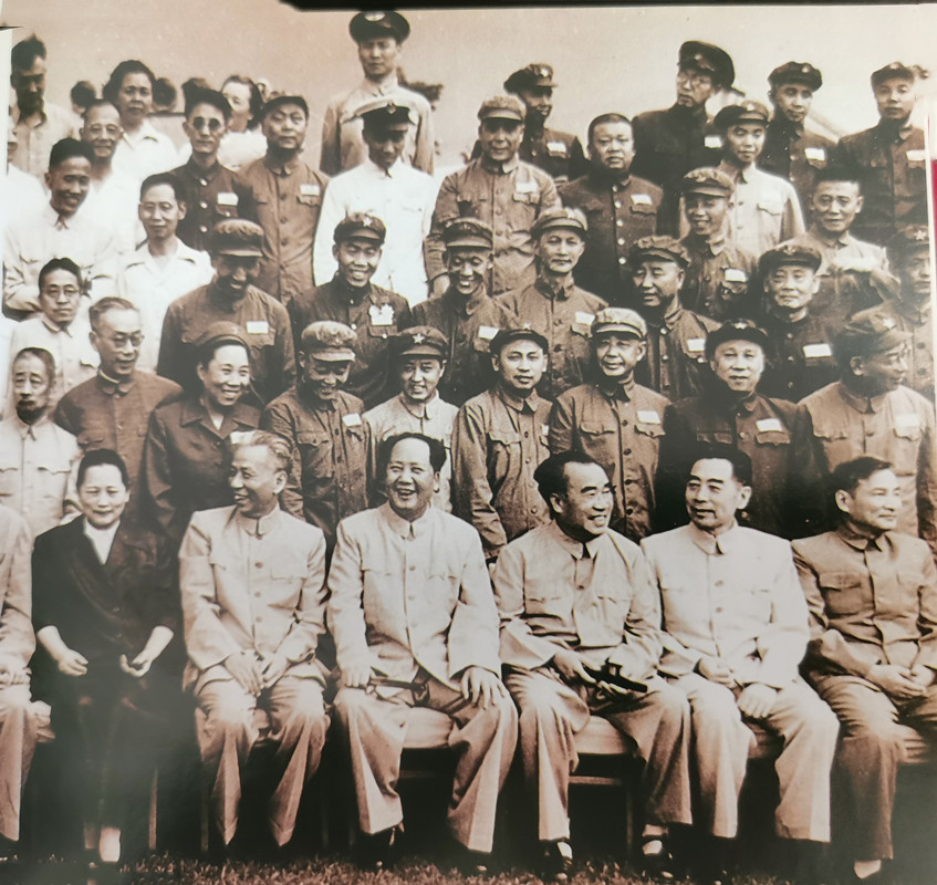 宋庆龄身后是鲁迅的弟弟周建人，陈云身后是许光达大将，周总理身后是甘泗淇上将，朱老