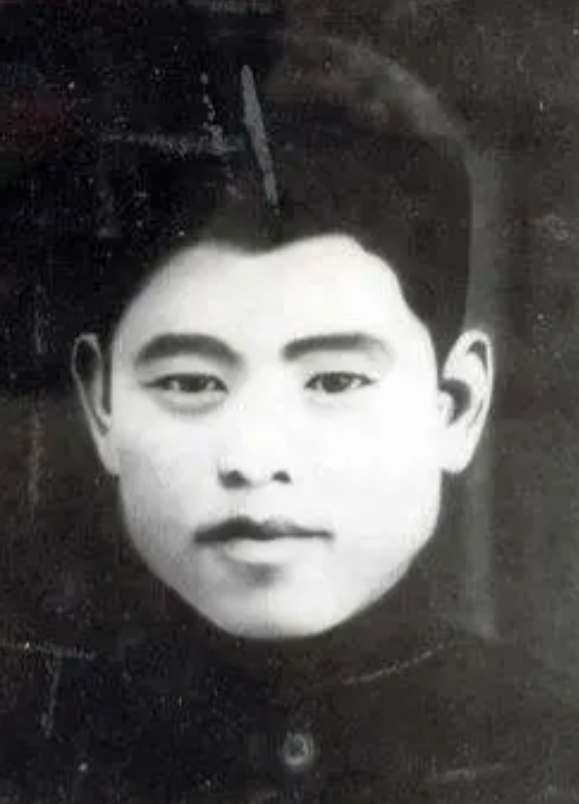 1943年，韩增丰中弹倒地，日军师团长欣喜若狂，第一时间赶来验尸，谁知韩增丰突然