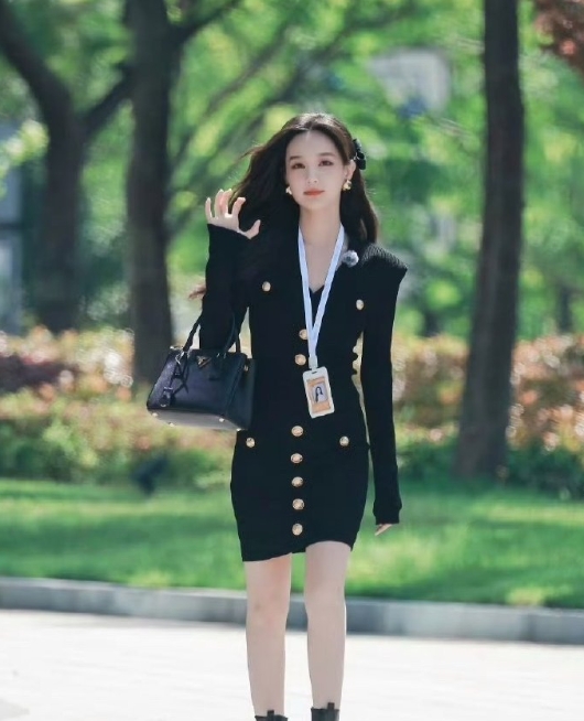 李一桐与白鹿容貌相似，仿若姐妹花，然身材却大不同，各有独特韵味。 ​​​
