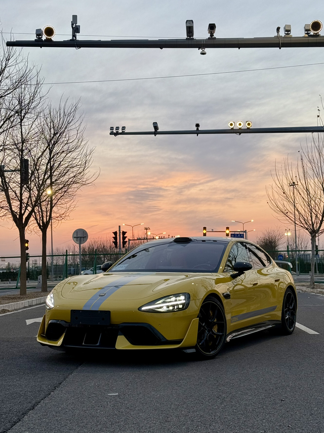 SU7Ultra提车记：平民超跑初体验
之前开的一直是蔚来ET5t和minico