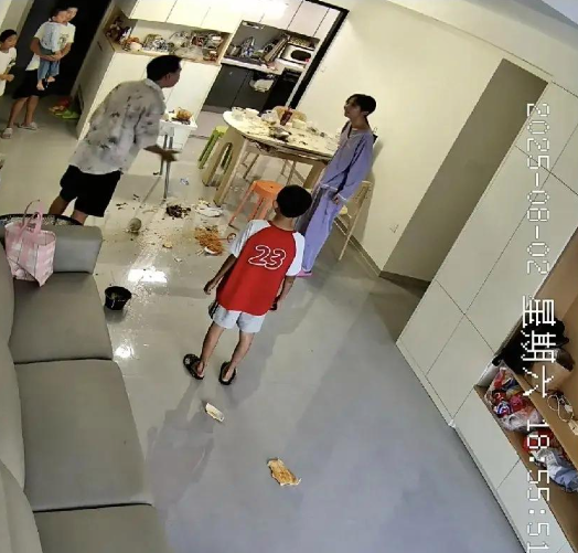 鸡蛋男事件后续，丈夫大型社死，妻子已经带着两个侄子回到了娘家广东佛山。
看过视频