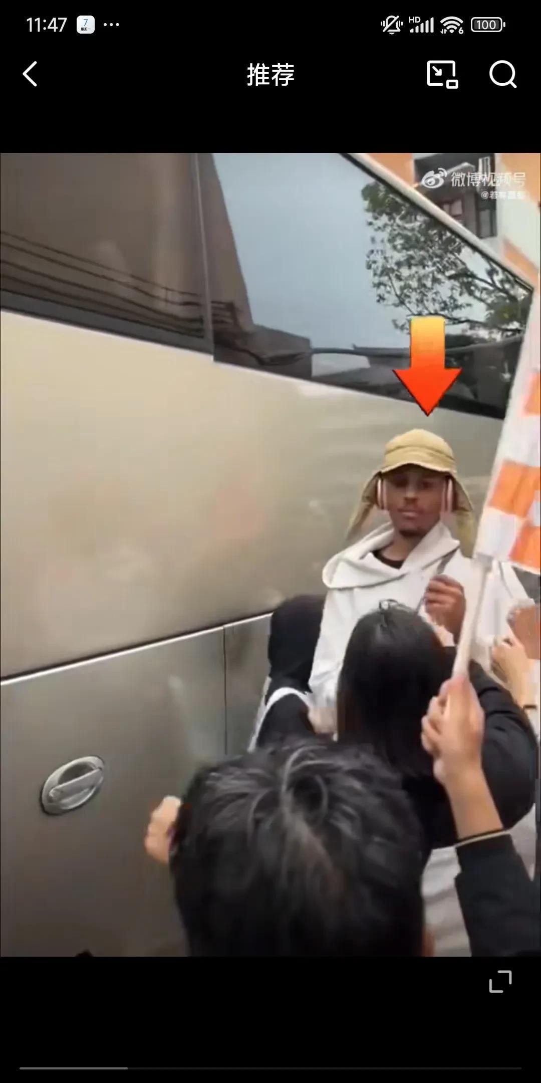广东宏远外援被子莉戴帽不合适！怒我直言，类似军帽，这种奇怪的着装行为出现在街头引