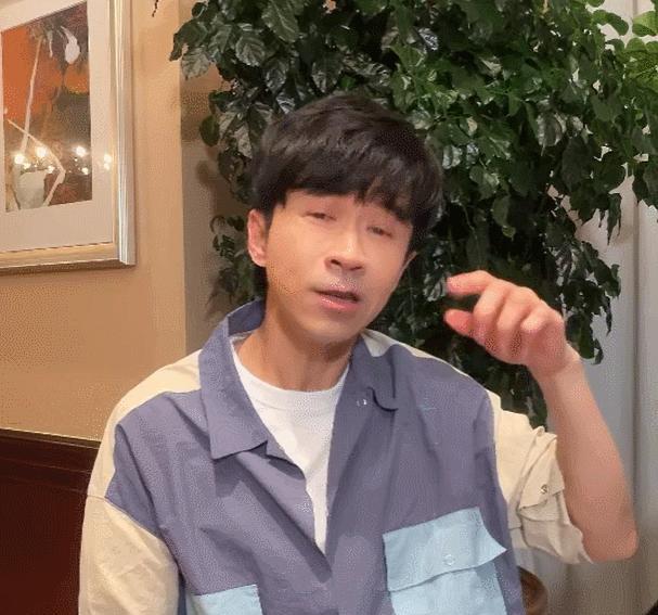 4月9日晚，歌手光良直播唱歌，因为已经55岁，再加上嘴有点歪，以至于不少网友怀疑