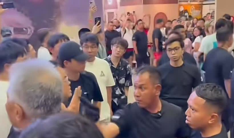 男子在展会上提醒别人插队，反而被新加坡保安粗暴赶出。

当一个人出了省，他就